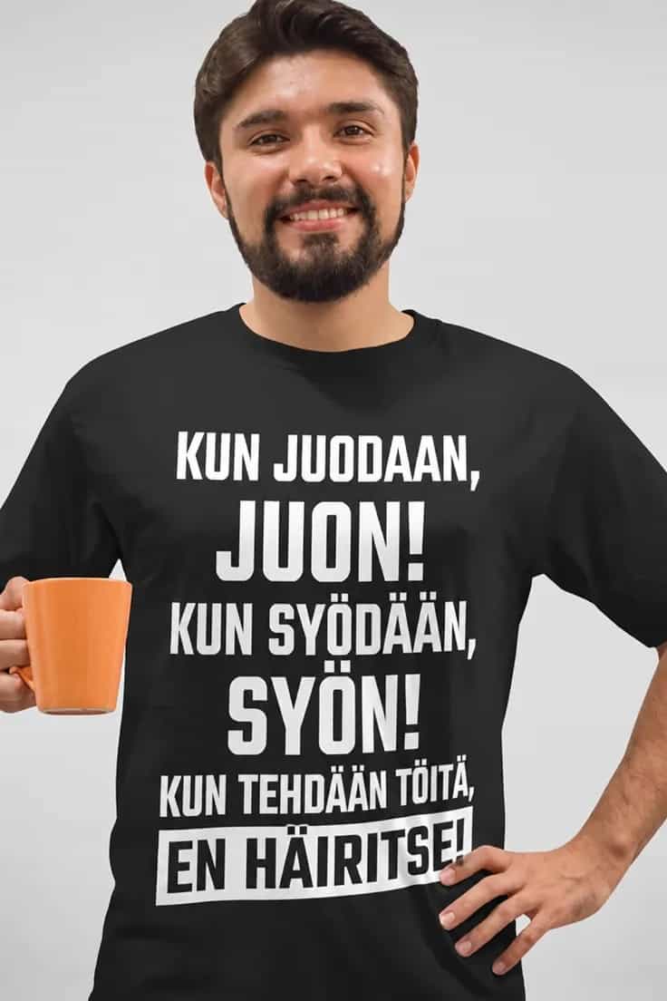 Hauska t-paita En häiritse töissä – KUN JUODAAN,
