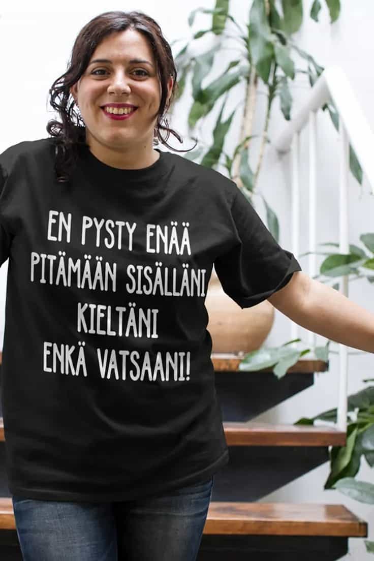Hauska t-paita En kieltä en vatsaa – EN PYSTY