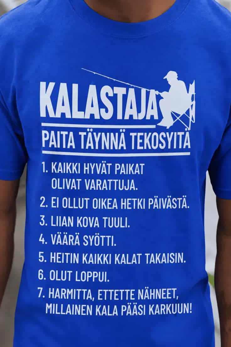 Hauska t-paita Kalastajan tekosyyt – KALASTAJA