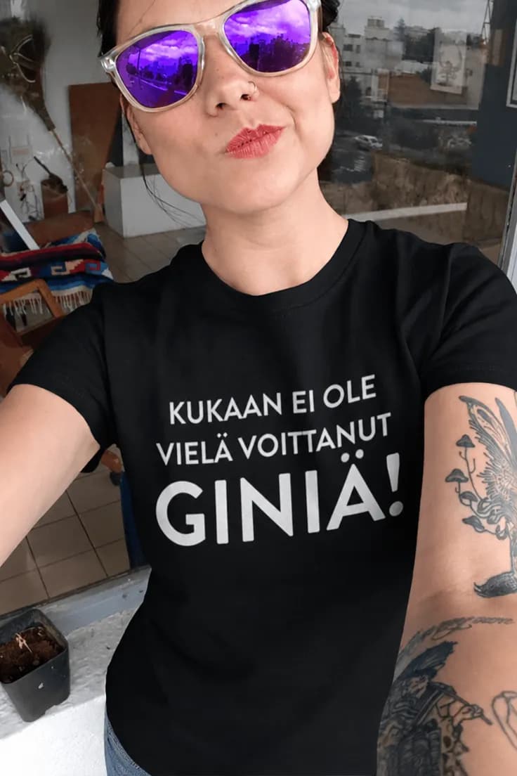 T-paita Kukaan ei voita giniä omalla tekstillä