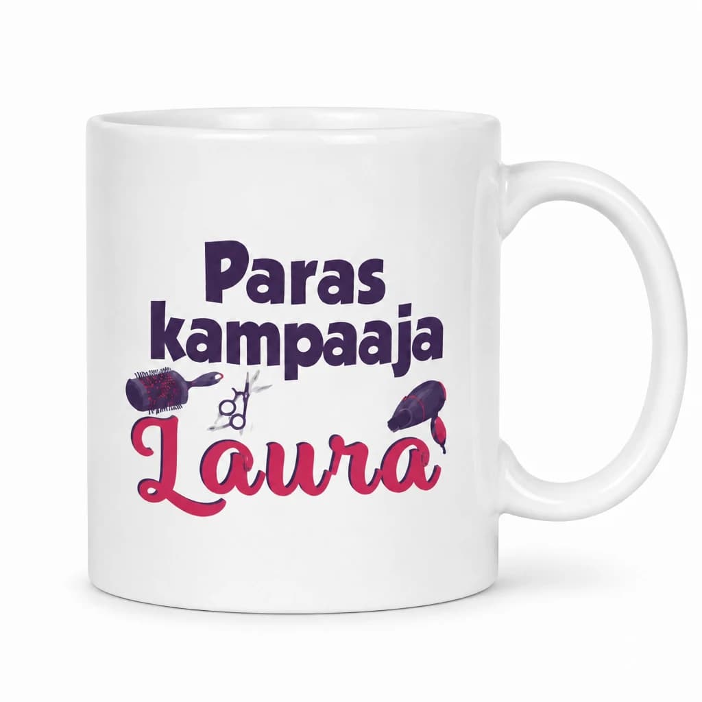 Valkoinen nimikoitu muki, jossa teksti Paras kampaaja ja nimi Laura sekä sakset, harja ja föönit