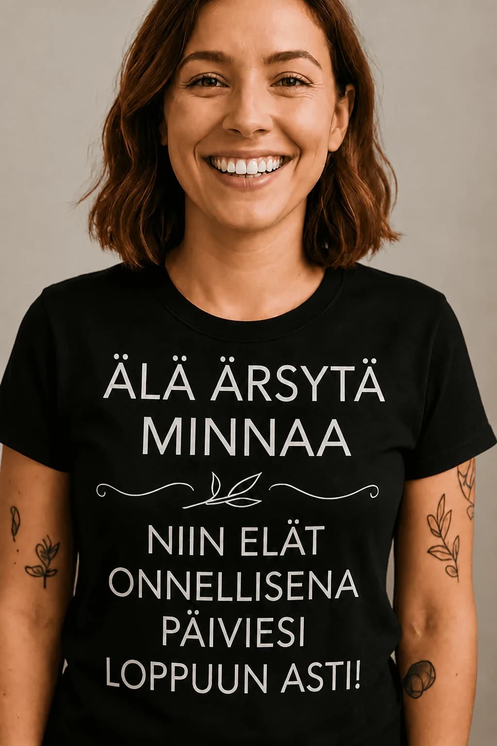 Nainen mustassa T-paidassa, jossa teksti ”Älä ärsytä Minnaa, niin elät onnellisena” – nimikoitava T-paita