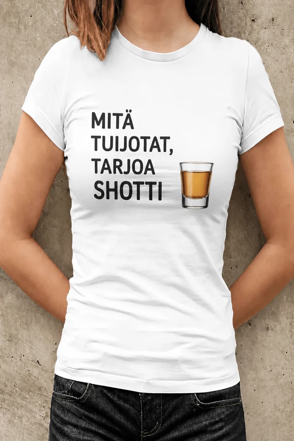Nainen valkoisessa T-paidassa, jossa teksti Mitä tuijotat, tarjoa shotti, hauska T-paita juhliin