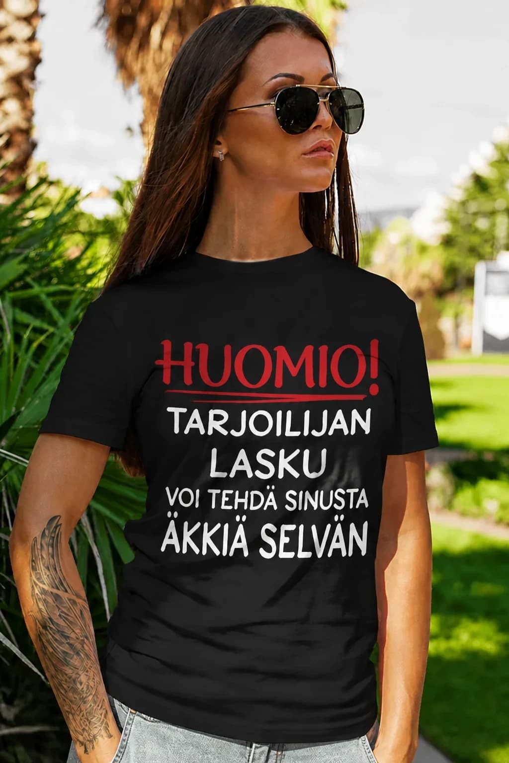 Nainen mustassa hauskassa T-paidassa, jossa lukee huomio, tarjoilijan lasku voi tehdä sinusta äkkiä selvän