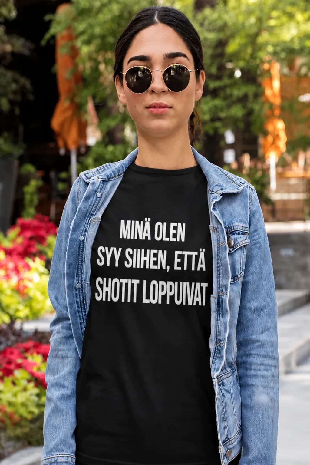 Nainen mustassa T-paidassa, jossa teksti Minä olen syy siihen että shotit loppuivat – hauska juhlapaita