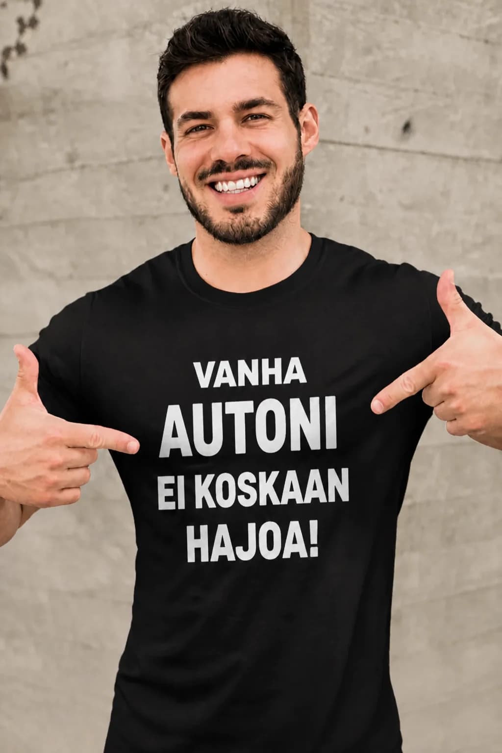 Hauska T-paita autoilijalle tekstillä VANHA AUTONI EI KOSKAAN HAJOA!, mies osoittaa mustaa paitaansa