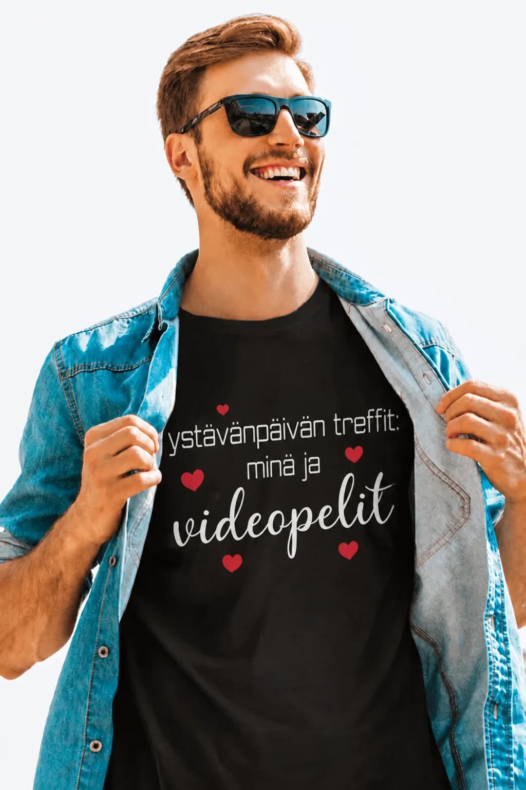 Hauska T-paita pelaajalle tekstillä YSTÄVÄNPÄIVÄN TREFFIT: MINÄ JA VIDEOPELIT ja punaisilla sydämillä, musta