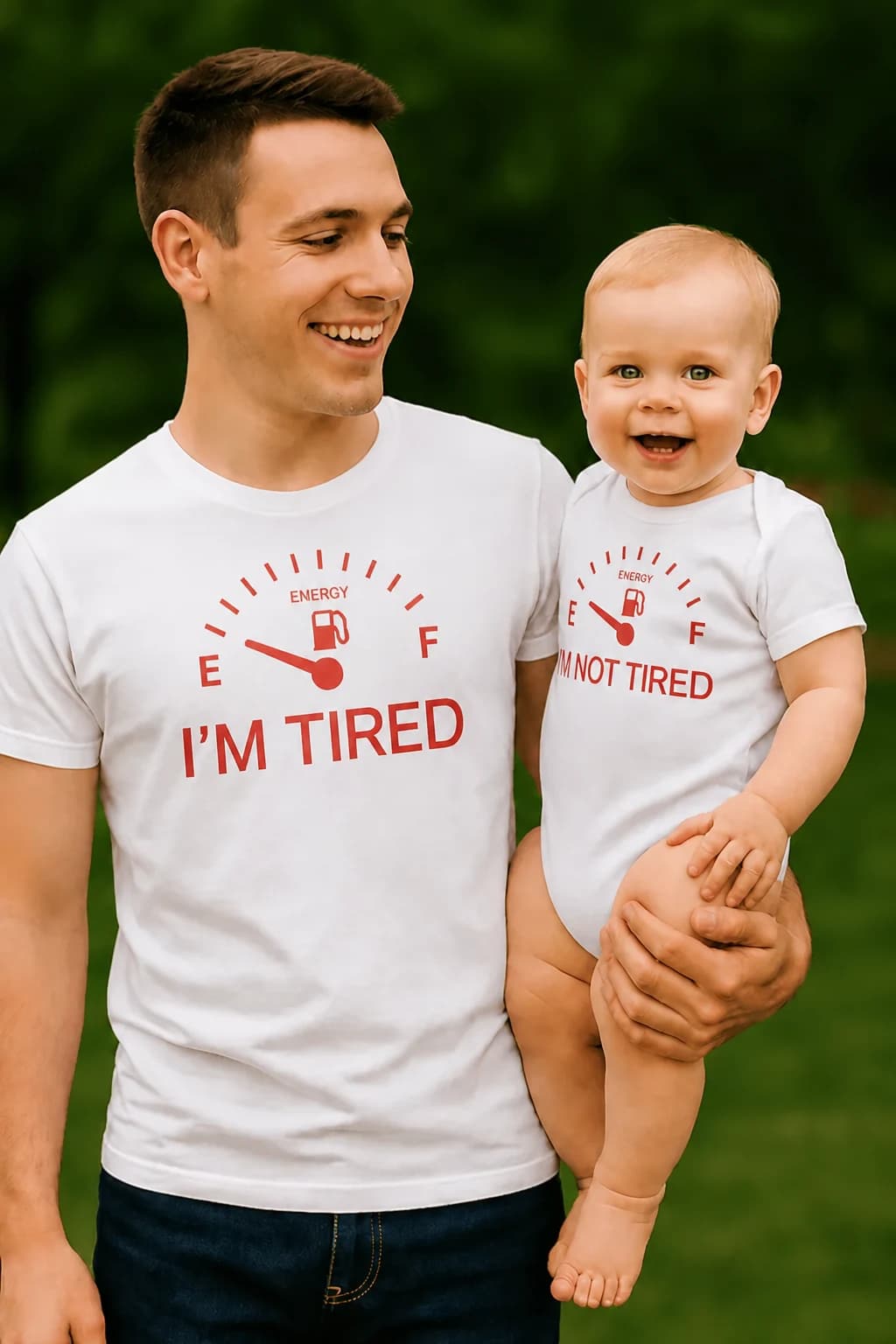 Isä valkoisessa T-paidassa ”I'm tired” ja vauva bodyssa ”I'm not tired”, energiamittarit – isän ja vauvan paidat