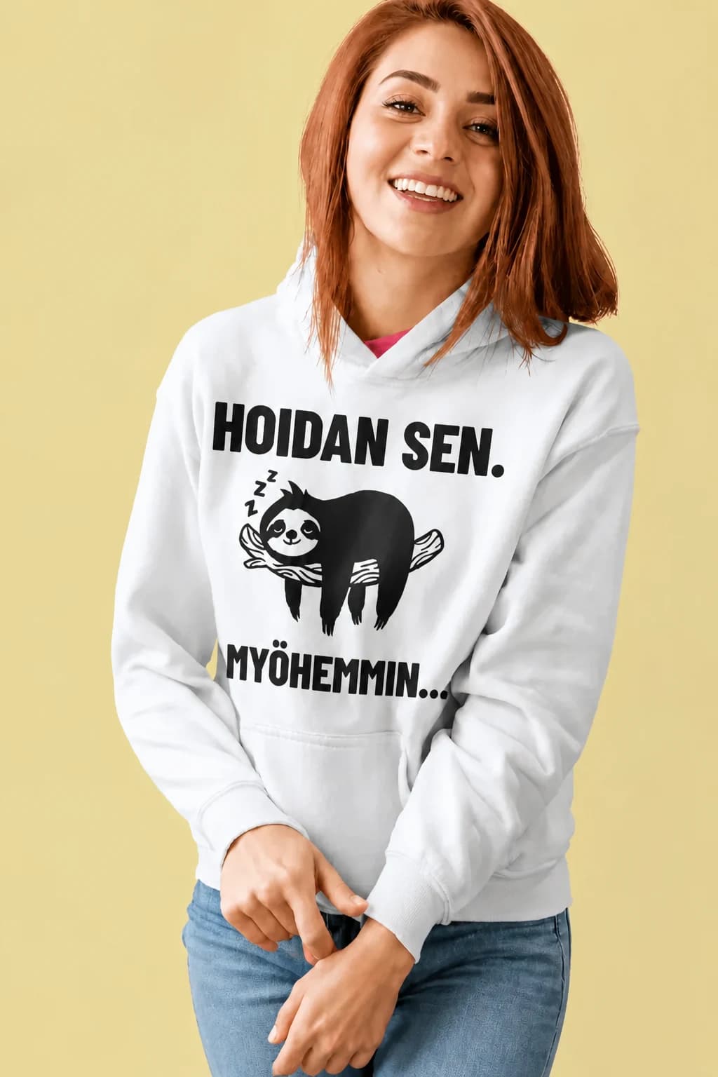Nainen valkoisessa hupparissa, jossa nukkuva laiskiainen oksalla – huppari laiskiaisella ”Hoidan sen. Myöhemmin...”