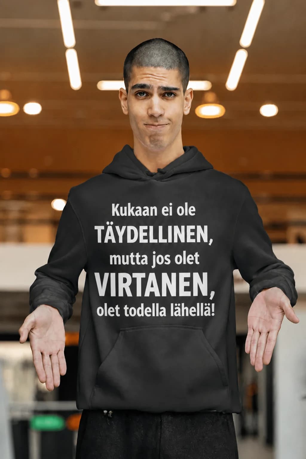 Mies mustassa hupparissa, teksti ”Kukaan ei ole täydellinen, mutta jos olet Virtanen…” – nimikoitava huppari