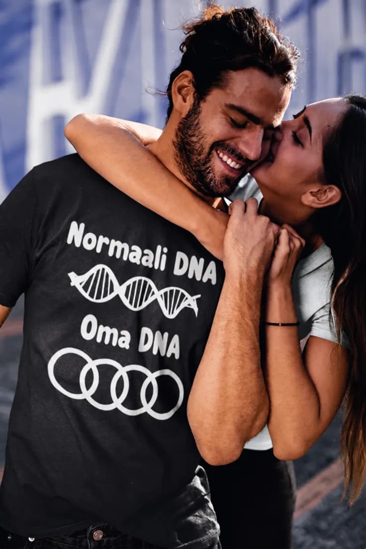 Hauska t-paita Audi DNA – Normaali DNA Oma DNA