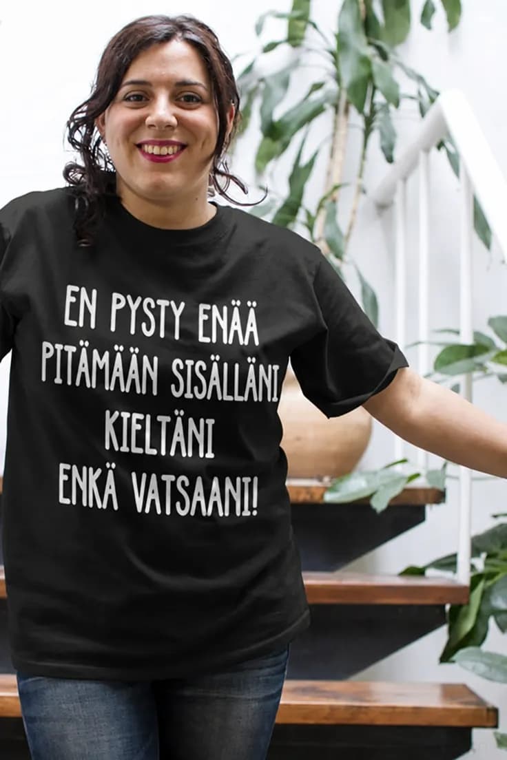 Hauska t-paita En kieltä en vatsaa – EN PYSTY