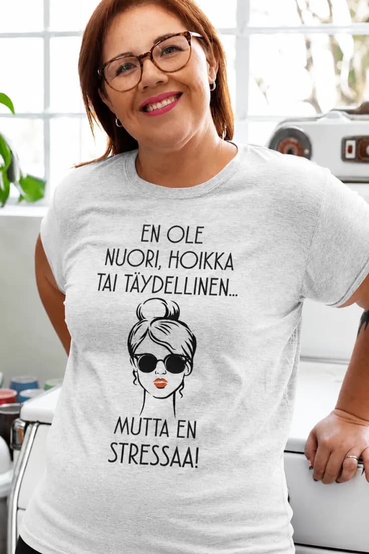 Hauska t-paita En stressaa – EN OLE NUORI, HOIKKA