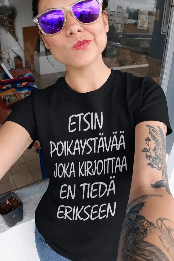 Hauska t-paita Etsin kielitaitoista kumppania