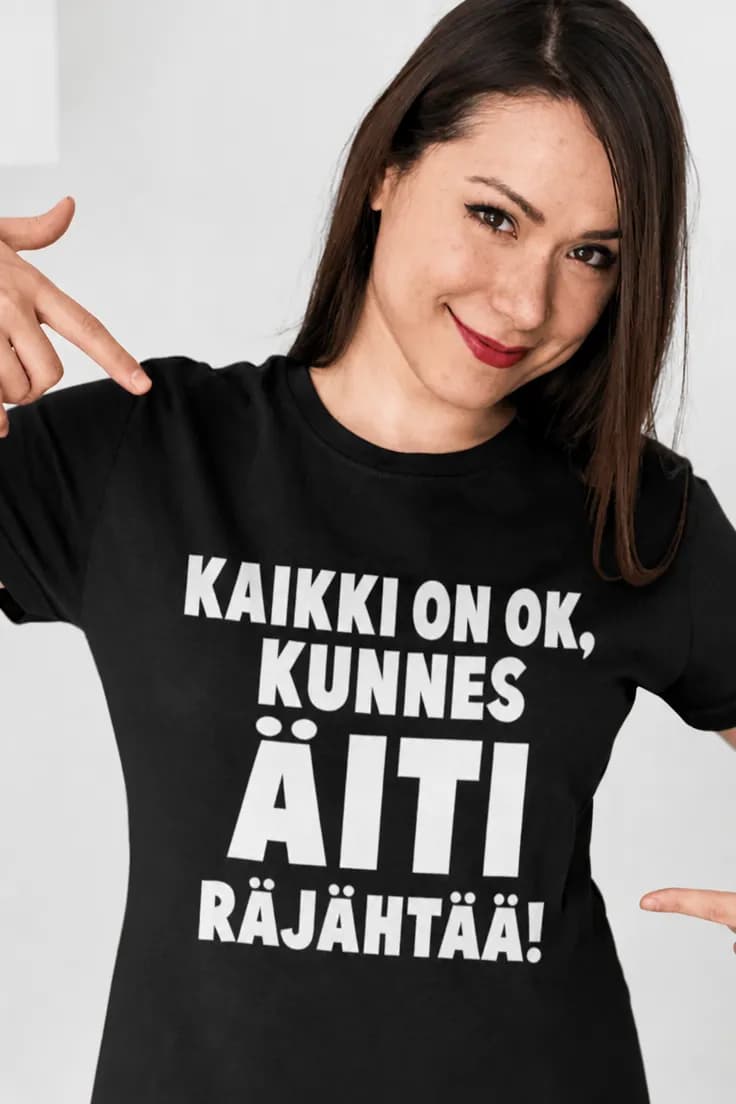 Hauska t-paita Äiti räjähtää – KAIKKI ON OK,