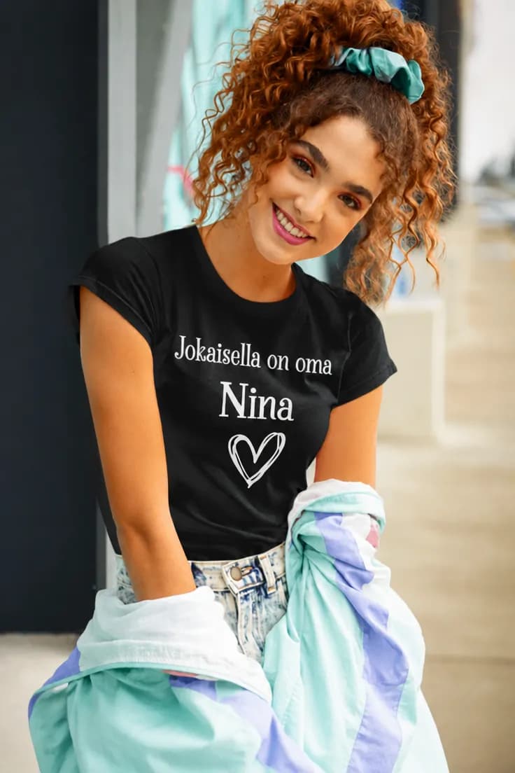Hauska t-paita Jokaisella oma nimellä – Nina ♡