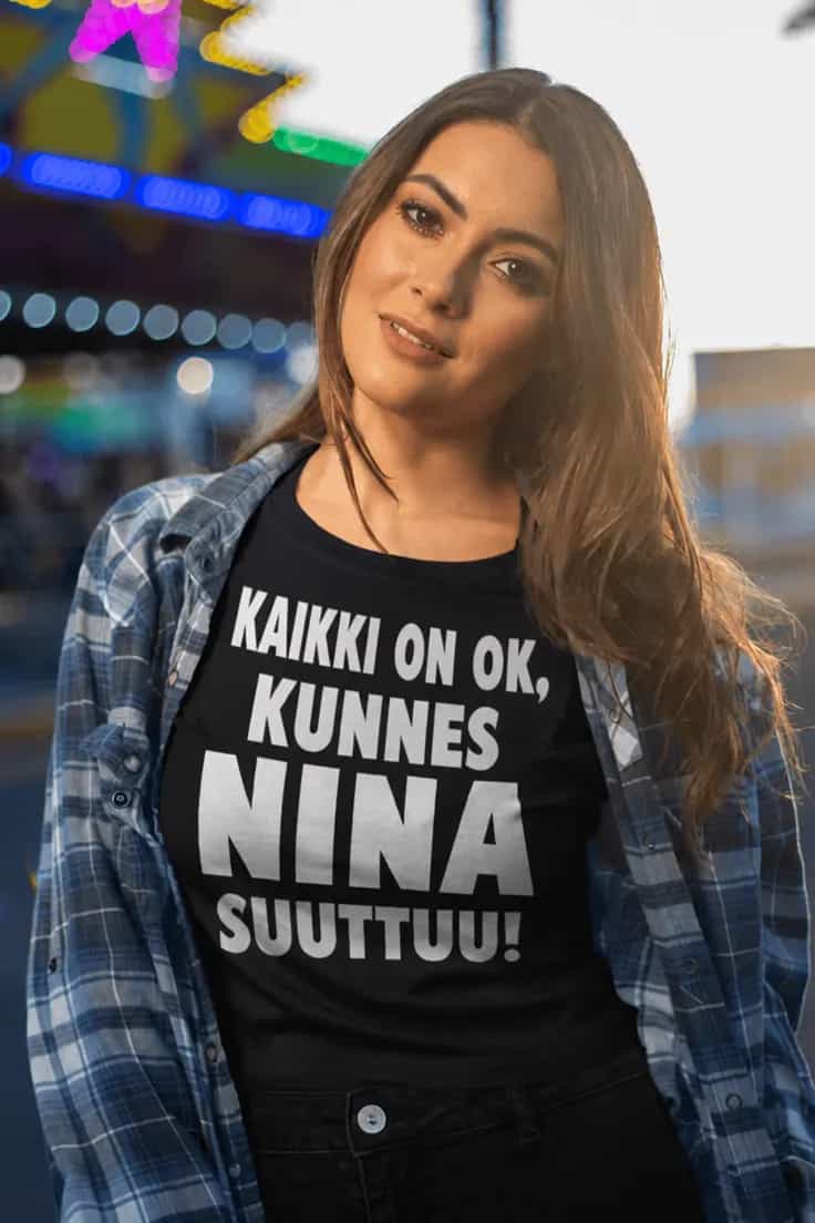 Hauska t-paita Kaikki on ok nimellä – Nina