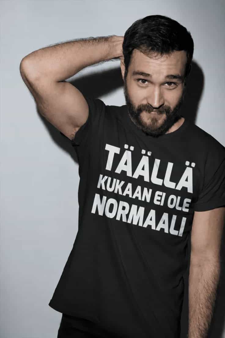 Hauska t-paita Kukaan ei ole normaali