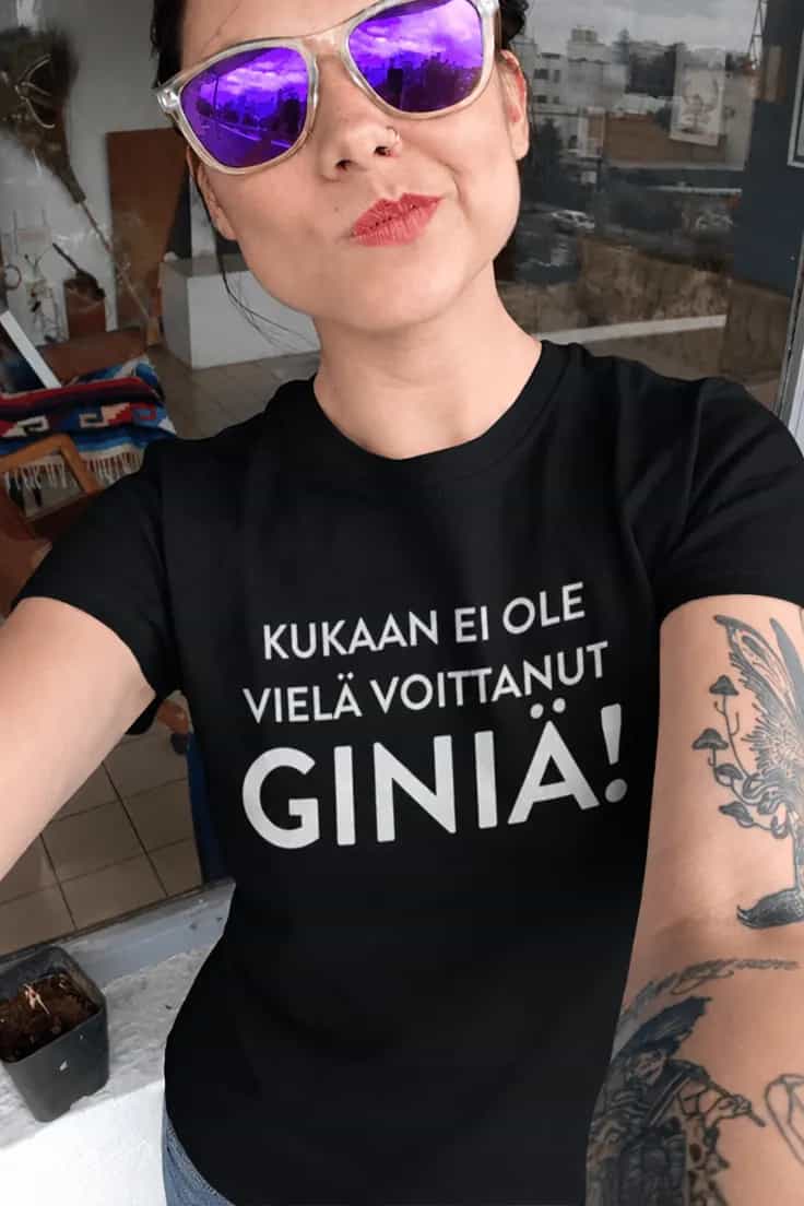 T-paita Kukaan ei voita giniä omalla tekstillä