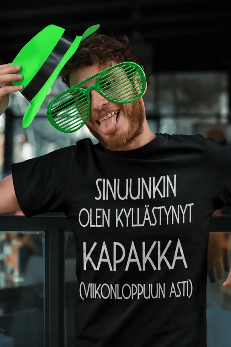 Hauska t-paita Kyllästynyt kapakkaan viikonloppuun asti