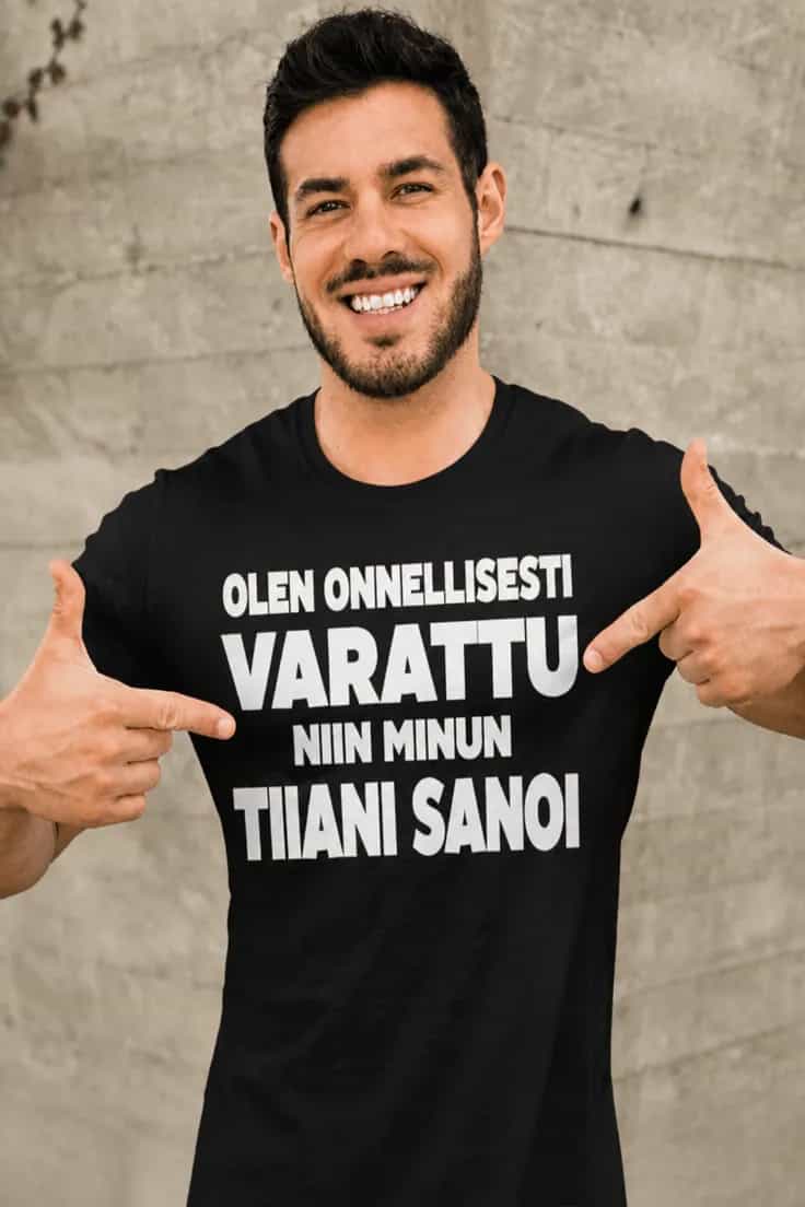 Hauska t-paita Onnellisesti varattu nimellä