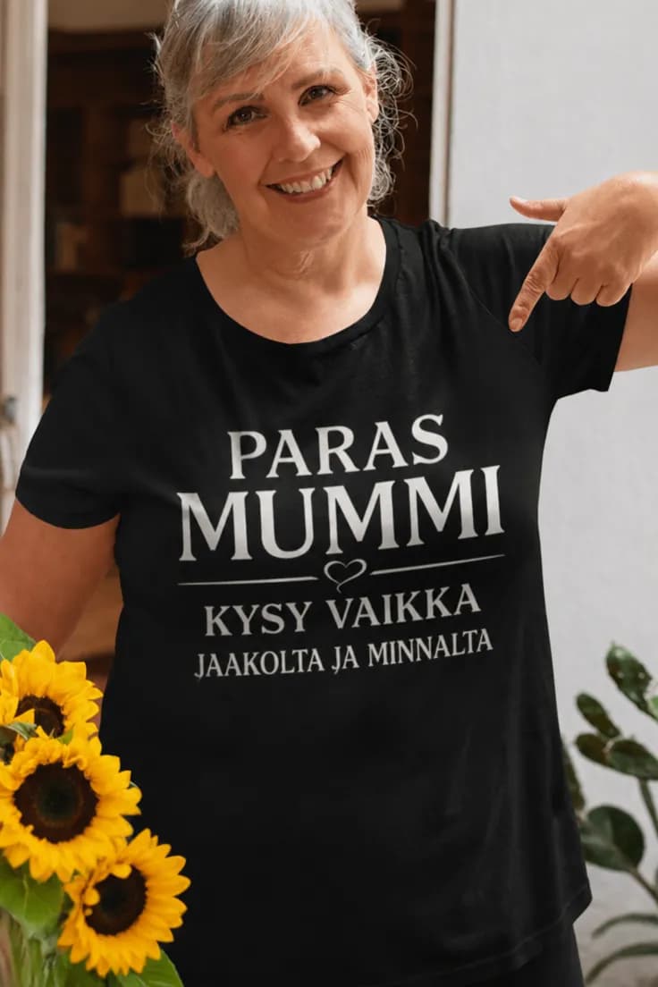Hauska t-paita Paras mummi nimellä – PARAS MUMMI
