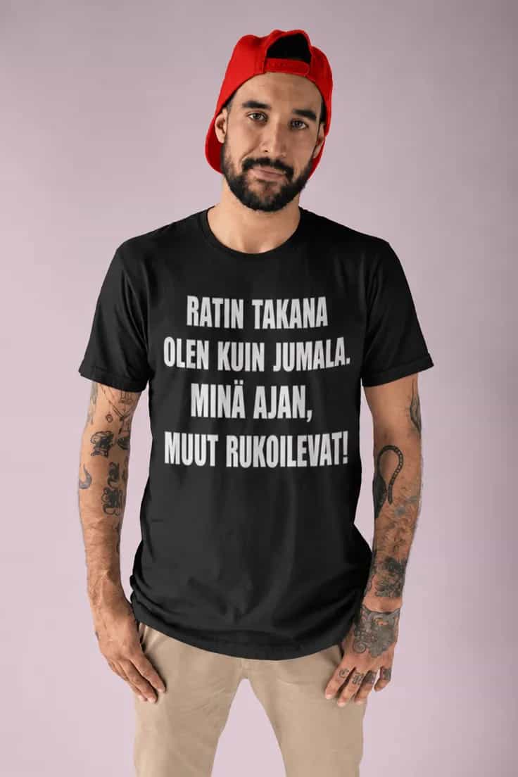 Hauska t-paita Ratin takana kuin jumala
