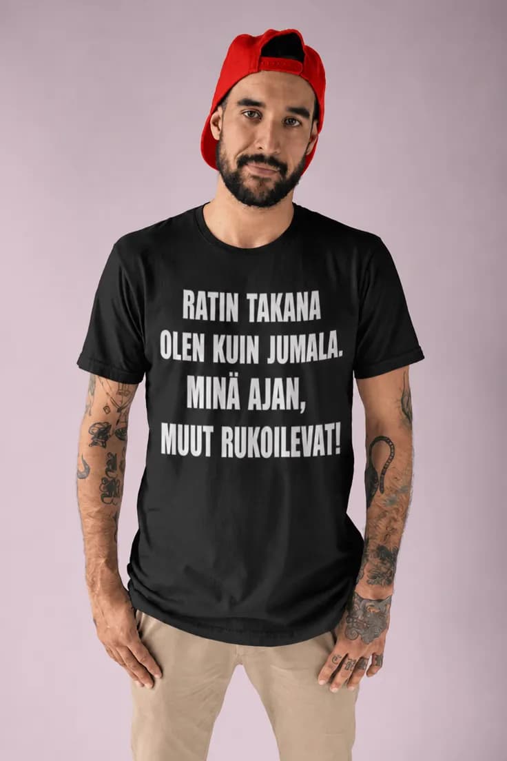 Hauska t-paita Ratin takana kuin jumala