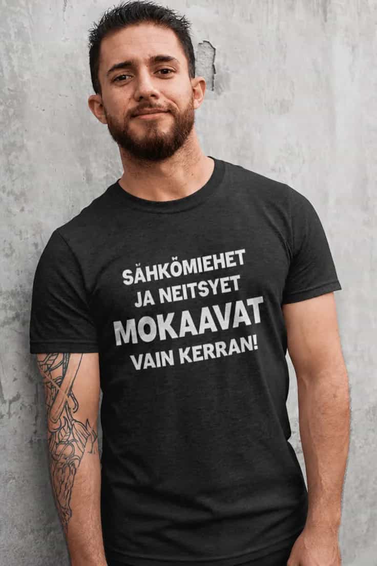 Hauska t-paita Sähkömiehet ja neitsyet