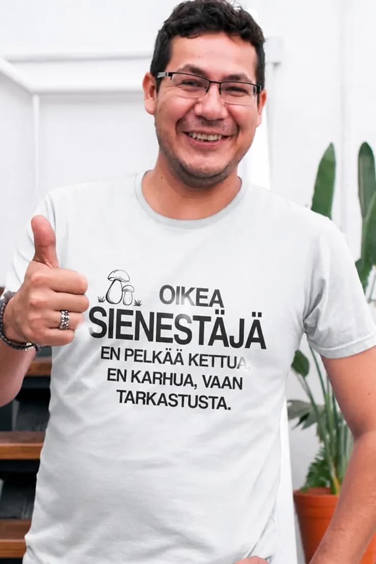 Hauska t-paita Sienestäjän pelko – OIKEA SIENESTÄJÄ