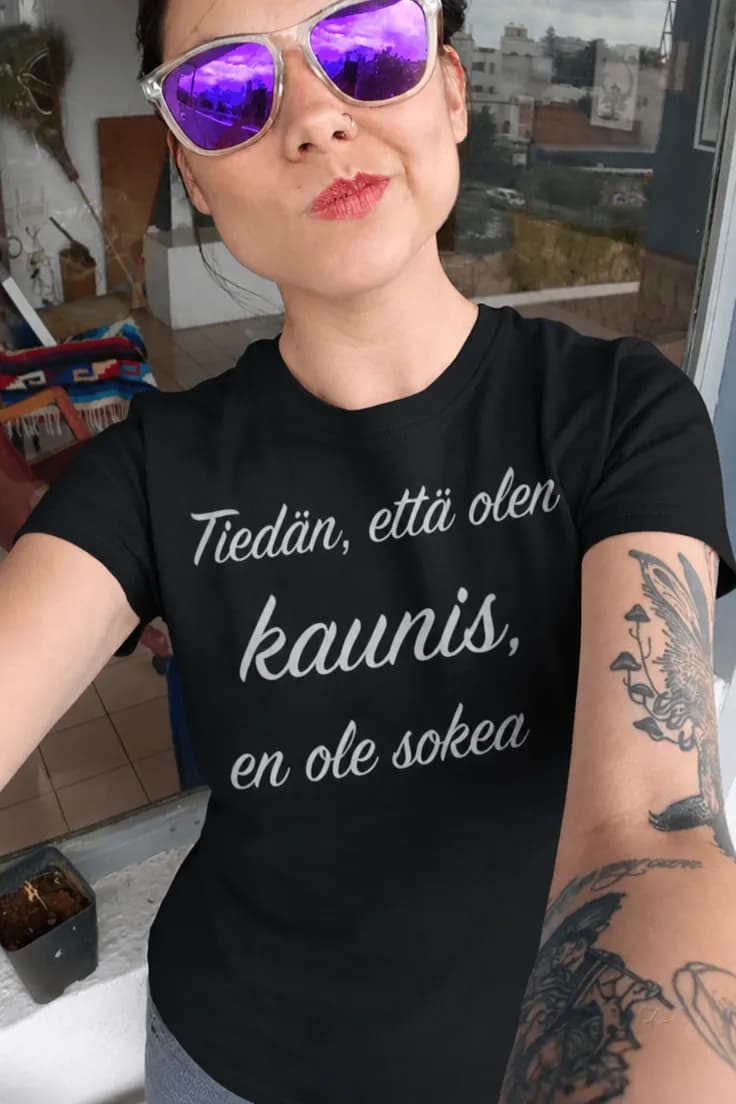 Hauska t-paita Tiedän olevani kaunis - en ole sokea