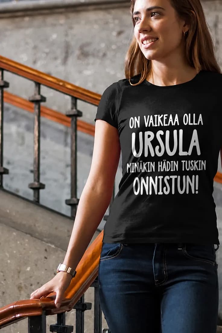 Hauska t-paita Vaikea olla nimellä – Ursula