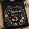 T-paita, jossa lukee Maailman paras äiti, hennolla kukkakoristeella ja pienellä punaisella sydämellä tummalla pohjalla