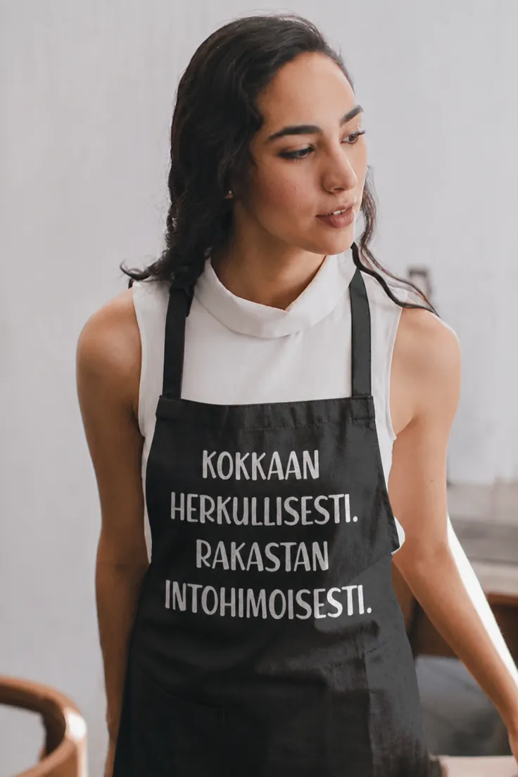 Esiliina Kokkaan herkullisesti rakastan intohimoisesti hauskalla kokkausaiheisella painatuksella