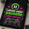 Musta gamer t-paita, jossa lukee Laitoin pelin pauselle tätä varten ja keskellä on suuri pause-ikoni sekä peliohjain neonvihreällä ja magentalla.
