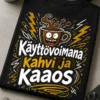 Hauska kahvi t-paita, jossa lukee Käyttövoimana kahvi ja kaaos. Kuvassa kahvikuppi, salamat ja sekava käsin piirretty tyyli.