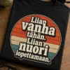 Hauska synttäripaita tekstillä Liian vanha tähän. Liian nuori lopettamaan. Retrotyylinen unisex T-paita syntymäpäivälahjaksi.