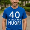 Hauska t-paita 40 ja vielä nuori, jossa teksti 40 JA VIELÄ IHAN NUORI.