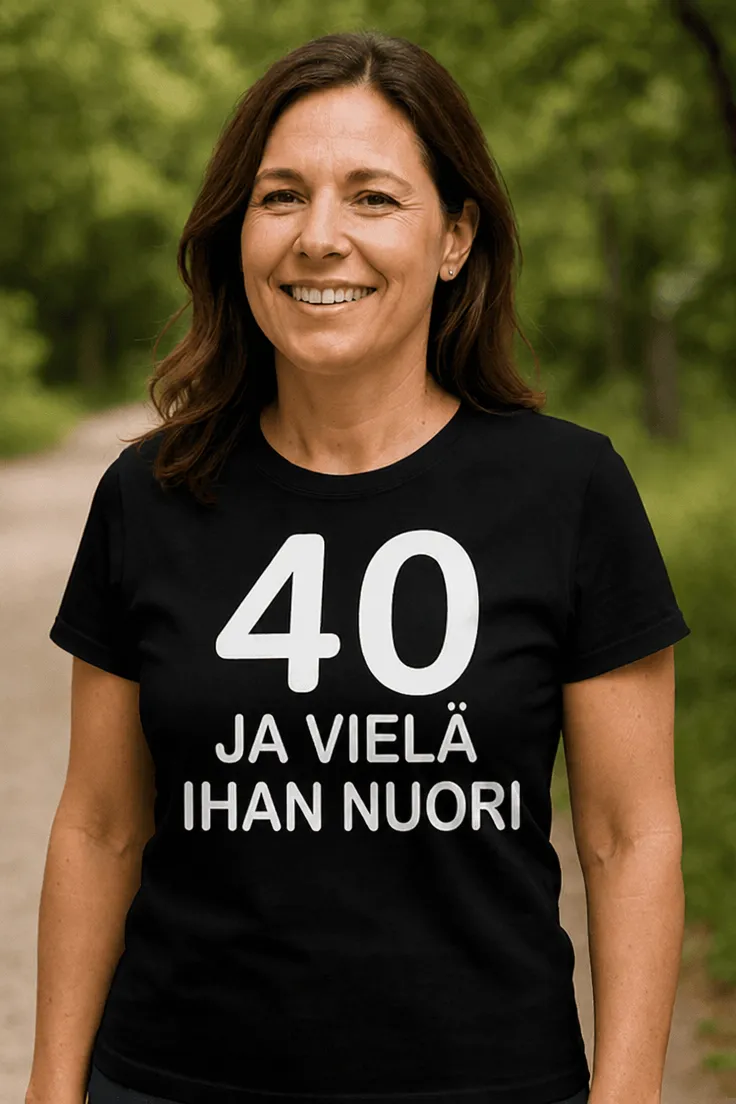 Hauska t-paita 40 ja yhä nuori lahjaksi, tekstillä 40 JA VIELÄ IHAN NUORI.
