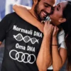 Hauska t-paita Audi DNA lahjaksi, designissa teksti Normaali DNA Oma DNA