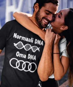 Hauska t-paita Audi DNA lahjaksi, designissa teksti Normaali DNA Oma DNA