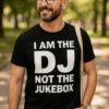 Hauska t-paita Dj ei jukeboksi tekstillä I AM THE DJ NOT THE JUKEBOX