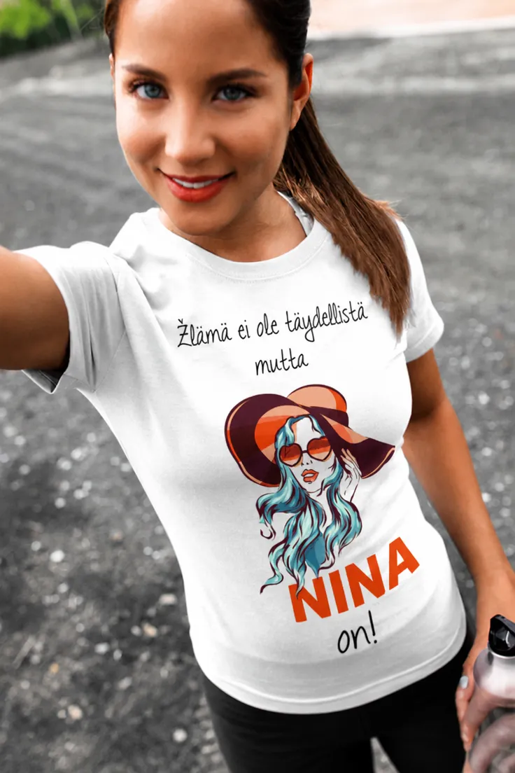 Hauska t-paita Elämä ei ole täydellistä nimellä lahjaksi Ninelle