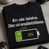 Hauska t-paita, jossa lukee En ole laiska. Olen virransäästötilassa. ja vihreä 5 prosentin akku-unikuva.