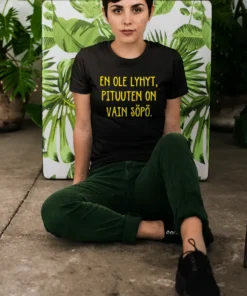 Hauska t-paita En ole lyhyt, jossa teksti EN OLE LYHYT, PITUUTENI ON VAIN SÖPÖ..
