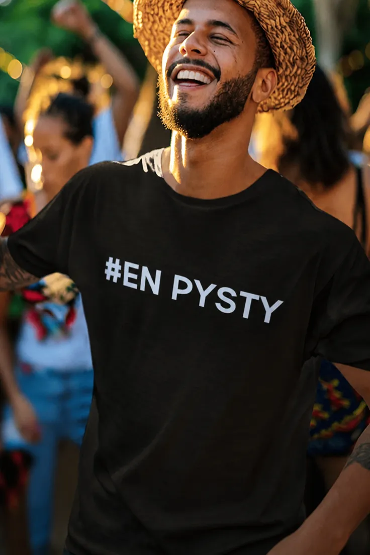 Hauska t-paita En pysty, jossa teksti #EN PYSTY