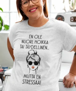 Hauska t-paita En stressaa, humoristinen lahjapaita tekstillä EN OLE NUORI, HOIKKA TAI TÄYDELLINEN... MUTTA EN STRESSAA!