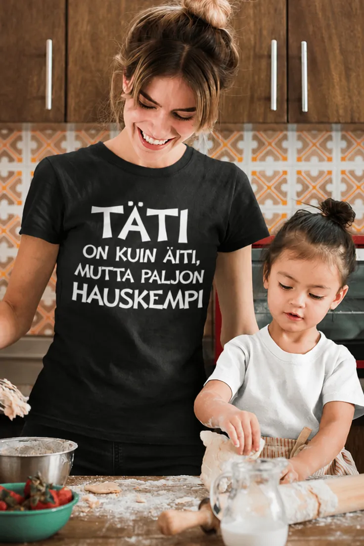 Hauska t-paita hauska täti, humoristinen lahjapaita tädille tekstillä TÄTI ON KUIN ÄITI, MUTTA PALJON HAUSKEMPI.