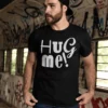 Hauska t-paita Hug me lahja synttäreille huumorintajuiselle kaverille