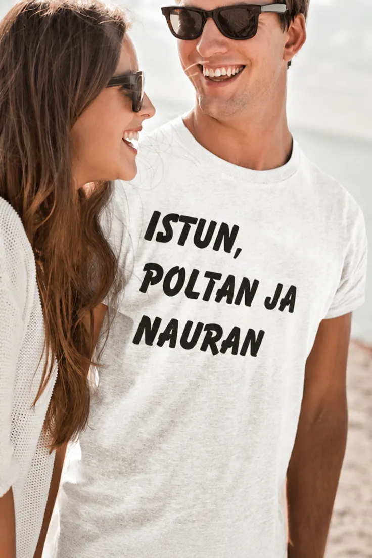 Hauska t-paita Istun poltan ja nauran, humoristinen lahjapaita tekstillä ISTUN, POLTAN JA NAURAN